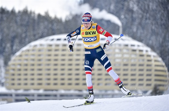 Therese Johaugová si jede pro triumf na desetikilometrové trati v Davosu.