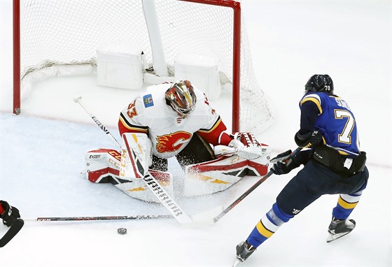 Oskar Sundqvist ze St. Louis se snaí pekonat Davida Ritticha v brance Calgary.