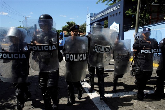 Nikaragujská policie vyhání novináe od policejní stanice ve mst Managua, kde...