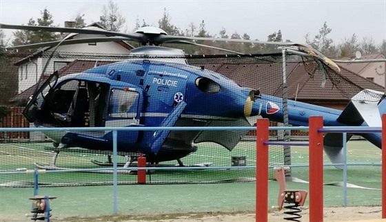 Ve Staré Huti u Dobříše havaroval záchranářský vrtulník, na místě jsou všechny...