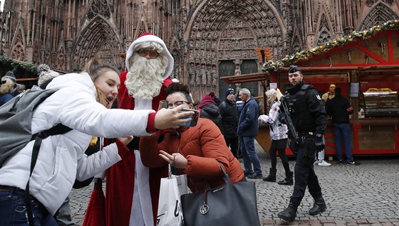 Lidé si dlají selfie se Santa Clausem na obnovených vánoních trzích ve...