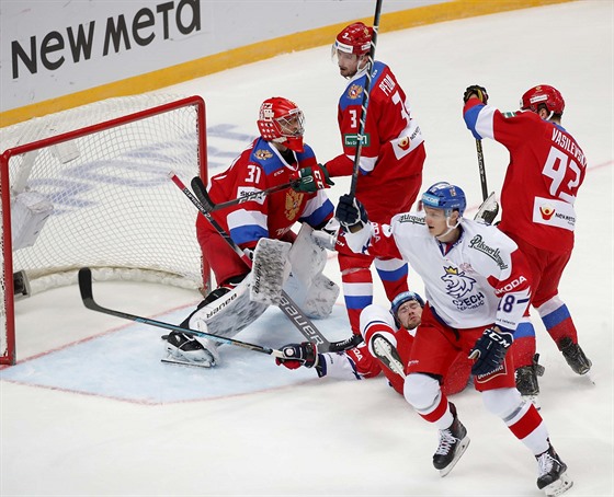 eský hokejista Dominik Kubalík (uprosted) se raduje ze svého gólu v utkání...