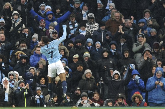 Raheem Sterling z Manchesteru City se raduje ze vsteleného gólu se svými...