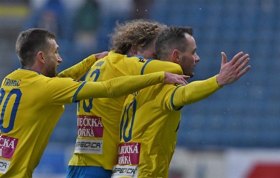 Hrái Teplic se radují ze vsteleného gólu v utkání proti Zlínu.