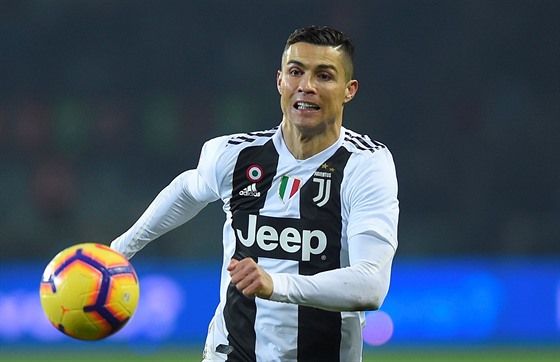 Cristiano Ronaldo z Juventusu sprintuje za míem v utkání proti FC Turín.