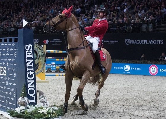 Ben Maher s konm Explosion W, který nechce skoit pekáku bhem Global...