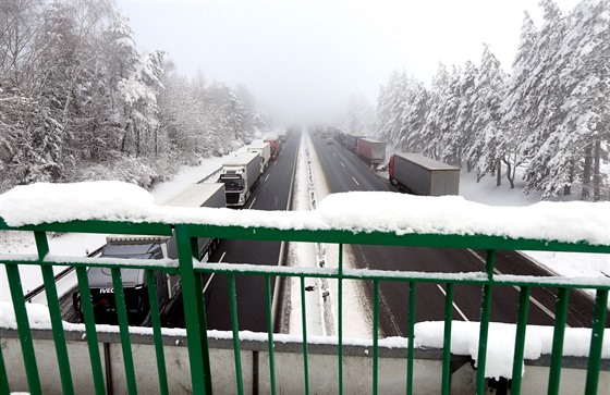 Čerstvý sníh způsobil kolaps dopravy na 90. kilometru dálnice D1 u Humpolce....
