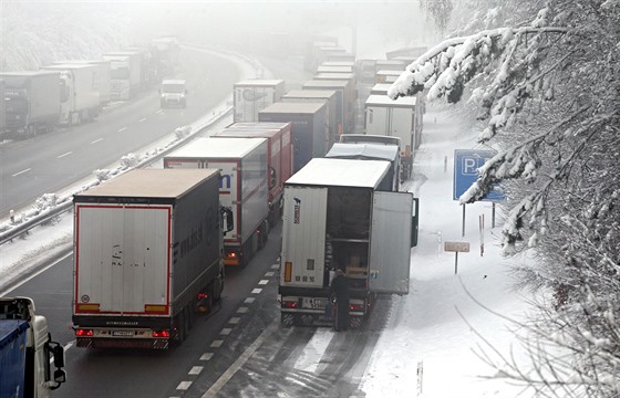 Čerstvý sníh způsobil kolaps dopravy na 90. kilometru dálnice D1 u Humpolce....