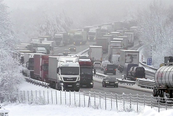 Odstavené kamiony blokovaly dálnici D1 poblí obce Jiice mezi Humpolcem a...