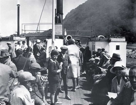 Turisté při výletu vltavským parníkem (1932)