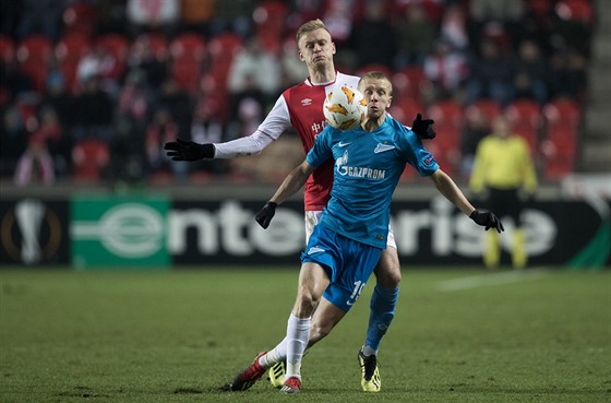 Slávistický obránce Jaroslav Zelený v souboji s Igorem Smolnikovem, fotbalistou...