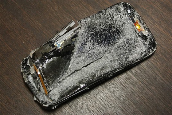 Rozbitý telefon ze soute Samsung A7 za rozbitý displej