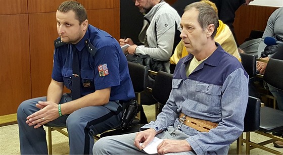 Rostislav Kotala (vpravo) před zahájením soudního líčení, obžalovaný je z...