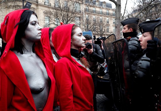 Ve Francii se opt seli píznivci hnutí lutých vest, které protestuje proti...