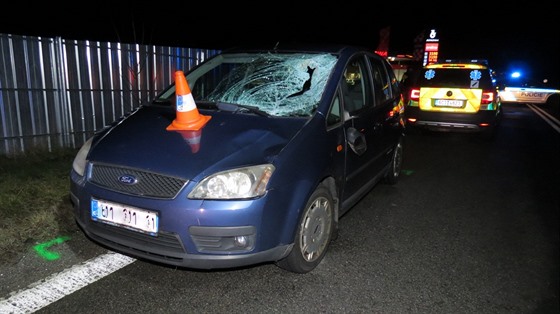 Auto mue srazilo, kdy pecházel frekventovanou silnici v katastru Veleína....