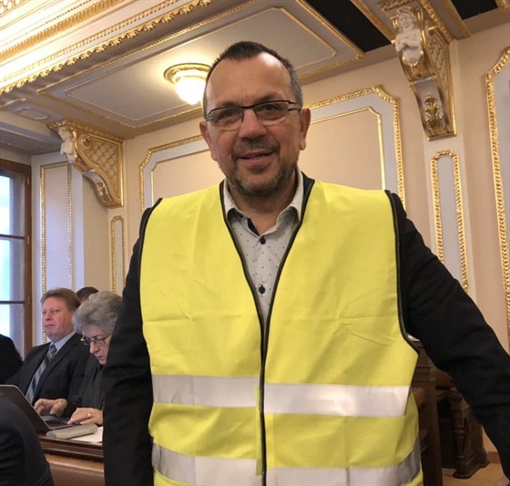 Ve žluté vestě dorazil do Sněmovny poslanec ČSSD, bývalý místopředseda strany...