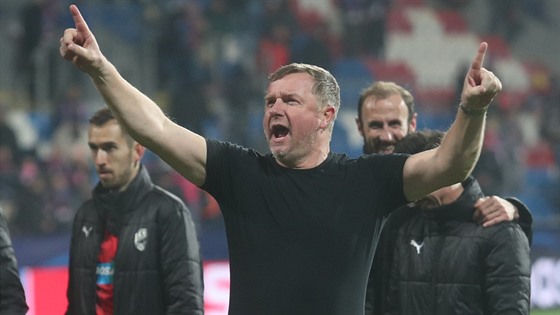 Plzeský kou Pavel Vrba slaví  výhru na AS ím v Lize mistr.