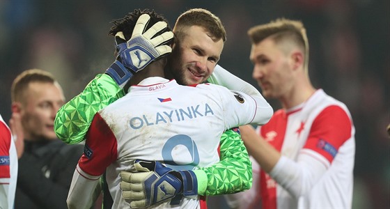 Slávistický brankář Ondřej Kolář objímá spoluhráče Petera Olayinku poté, co tým...