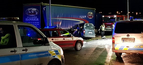 Osobní auto na erpací stanici u dálnice D5 narazilo do odstaveného kamionu....