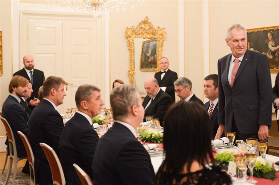 Prezident Milo Zeman uspoádal pro premiéra a ministry meninového kabinetu...