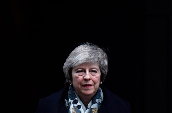 Britská premiérka Theresa Mayová opoutí své sídle v Downing Street 10 v...