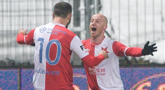Slávisté Josef Hubauer (vlevo) a Miroslav Stoch se radují z gólu v zápase s...