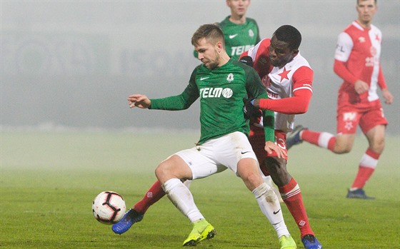 Jablonecký Jakub Povaanec (vlevo) a Michael Ngadeu ze Slavie v souboji.