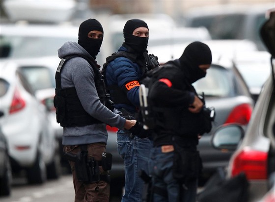 Zvlátní jednotky francouzské policie prohledávají ulice ve trasburské tvrti...