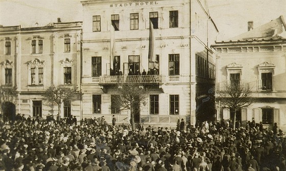Historická fotografie zachycující listopadovou manifestaci na náměstí v...