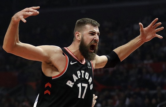 Jonas Valaniunas (17) z Toronta oslavuje svj ko poti LA Clippers.