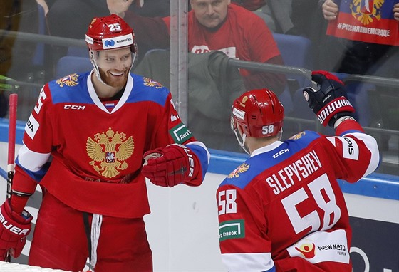 Rutí hokejisté Michail Grigorenko (vlevo) a Anton Slepyev se radují z gólu.