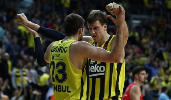 Jan Veselý (vpravo) a Marko Guduri oslavují úspch Fenerbahce.