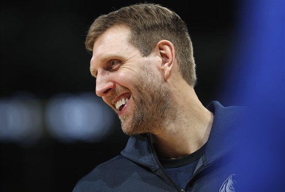 Dirk Nowitzki z Dallas Mavericks se i ve své 21. sezon v NBA dobe baví.