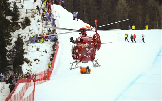 Helikoptéra peváí výcarského lyae Marca Gisina po hrozivém pádu bhem...