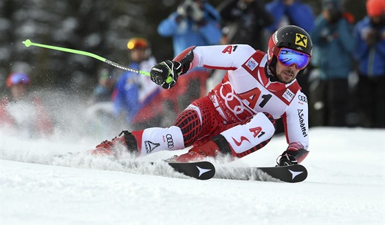 Rakouský lya Marcel Hirscher na trati obího slalomu v Saalbachu.