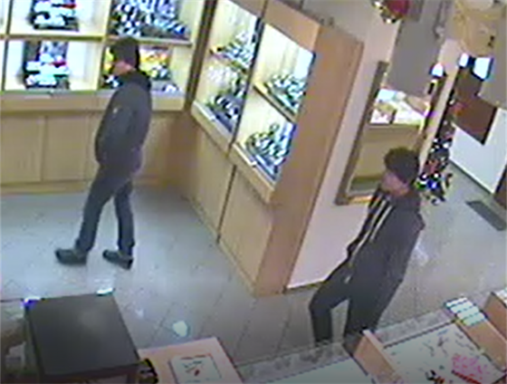 Dva ze čtyř lupičů zachycených kamerou v prodejně