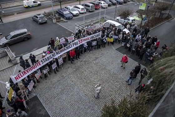 Zdravotníci a obyvatelé Orlové proti plánům kraje několikrát protestovali. 