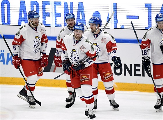 Čeští hokejisté s Jiřím Sekáčem uprostřed slaví snížení v utkání s Finskem.