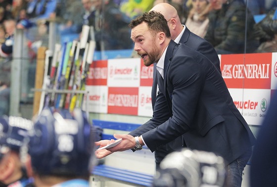 Filip Pešán burcuje libereckou střídačku v utkání s Plzní.