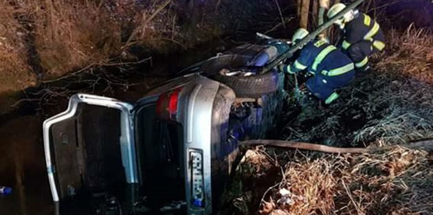 Auto u Koutu na umav skonilo v lesním potoce (16. prosince 2018).