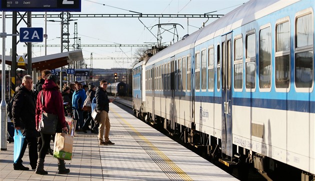 Cesty vlakem zkomplikují s novým jízdním řádem hlavně drhnoucí přestupy