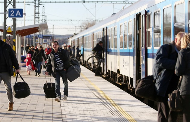 Provoz vlaků mezi Chomutovem a Mostem stojí kvůli poruše trakčního vedení