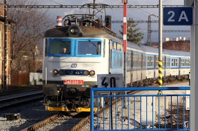 Vlak u Uherska srazil člověka, doprava byla řízená odklonem