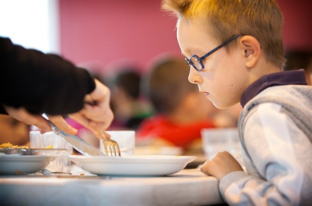 Každé desáté dítě nemá na oběd v jídelně. V Praze jich polovina jí doma