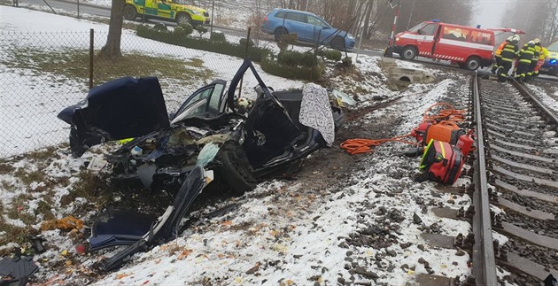 Nehoda spného vlaku a auta u erveného Kostelce (18.12.2018).