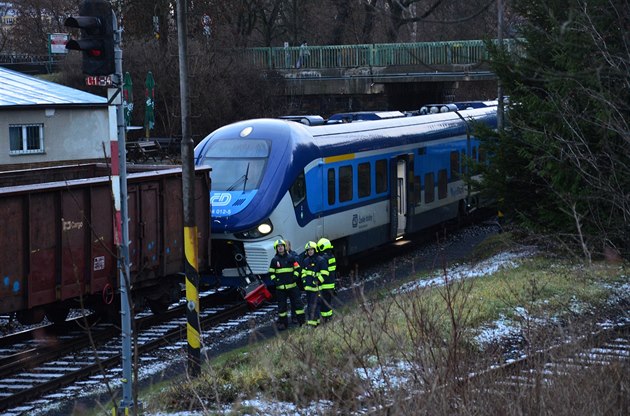 Na karlovarském dolním nádraí se srazily osobní a nákladní vlak.