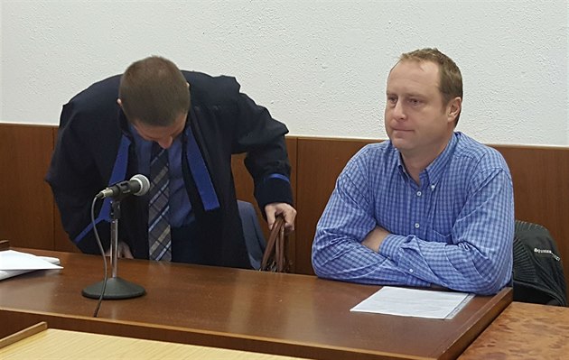Obalovaný David Hradil (vpravo) ped zahájením soudního líení. (10. prosince...