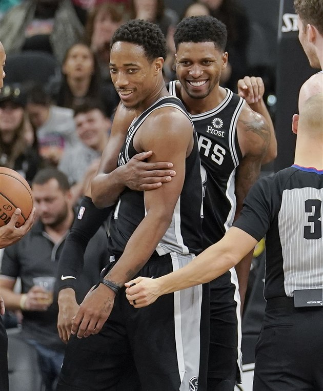 DeMar DeRozan (vlevo) a Rudy Gay se radují z ko�e San Antonia proti Utahu.
