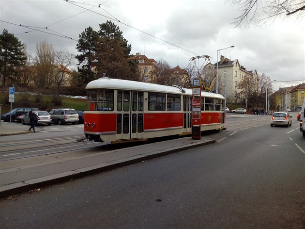 Na typu tramvaje T1, který byl pedchdce populární T3 se nyní zacviují idii pro komerní jízdy. Vz T1 5002  (KD Tatra Smíchov - závod na Smíchov zruen v roce 1993, v roce 1999 i zboen, rok výroby 1951) byl spaten na své jízd 10.12. u zastávky P