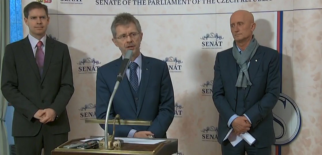 Senáto�i Milo� Vystr�il i Ivo Valenta p�edstavili ústavní stí�nost na systém...